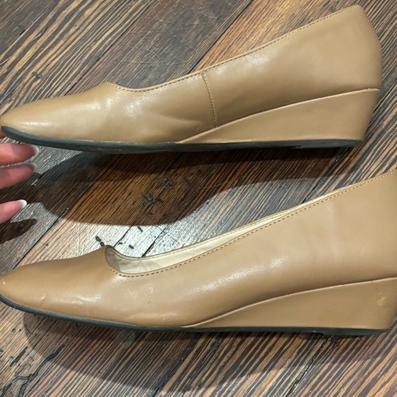 Adrienne Vittadini AV Palmer Wedge Low Heel Pump Faux Camel Leather Sz 8 - Picture 4 of 8